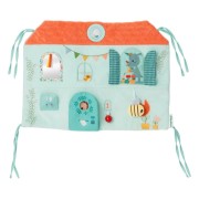 Lilliputiens - textil aktivitáspanel kiságyba - Stella őzike és Joe sárkány házikója